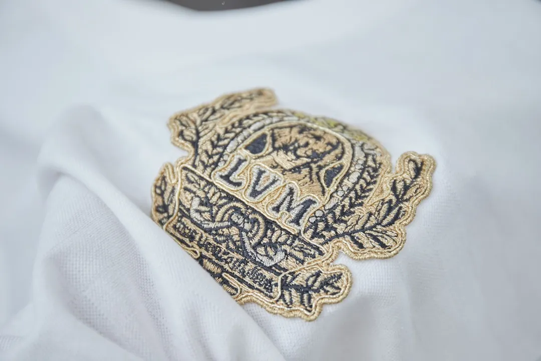 🅿️190 Louis LV 25ss new early spring short-sleeved checkerboard jacquard crown embroidered short-sleeved light luxury essential item for daily commuting for men and women Correct version Welcome to compare Detailed features · Pique jacquard fabric, 100% pure cotton with high count cotton added, dry and avoid stuffiness, made by computer knitting machine or hand loom, similar in shape to bees. · The gold thread embroidery sealing process is combined, interweaving metal threads with other silk threads · Double-needle stitching across seams · Original main mark, washed tag, branded moisture-proof paper packaging Color: black/white/green Size: S/M/L/XL